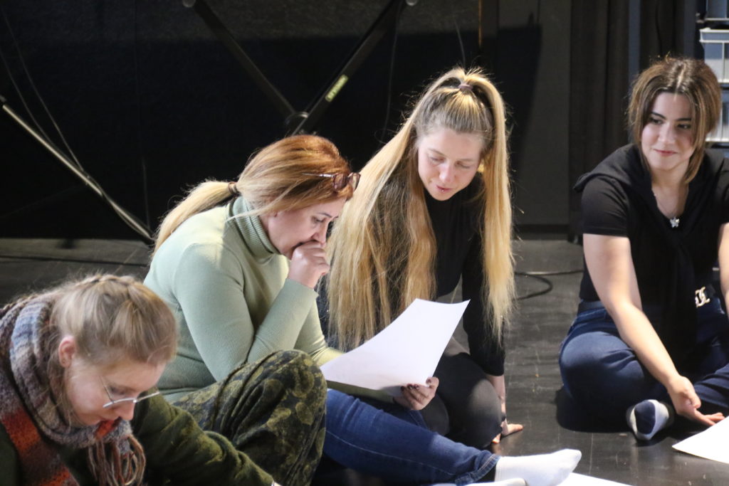 Avec gratitude et créativité,
L’équipe de Cie Après ça je ne parle plus